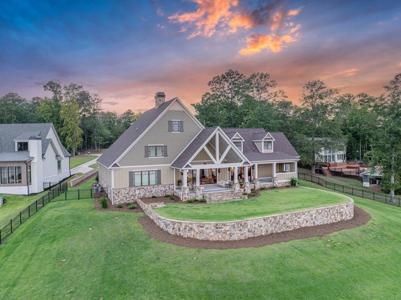 205 Lakecrest Dr