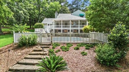221 Commodore Dr NW