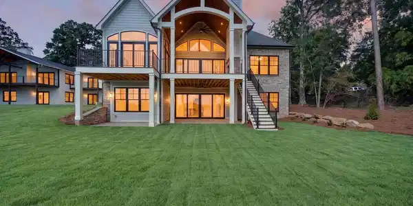 213 Lakecrest Drive