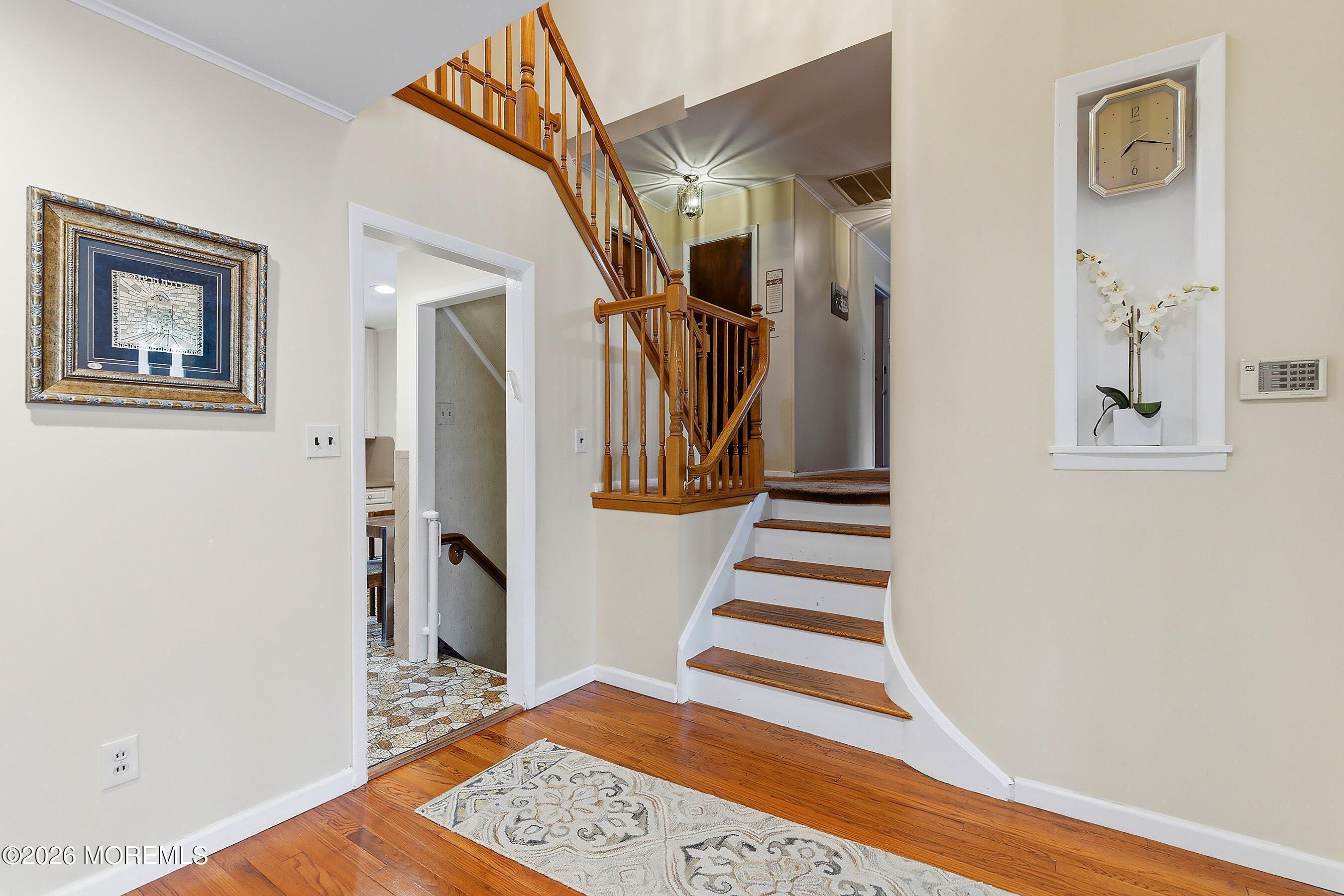 Image 4: 06-Foyer