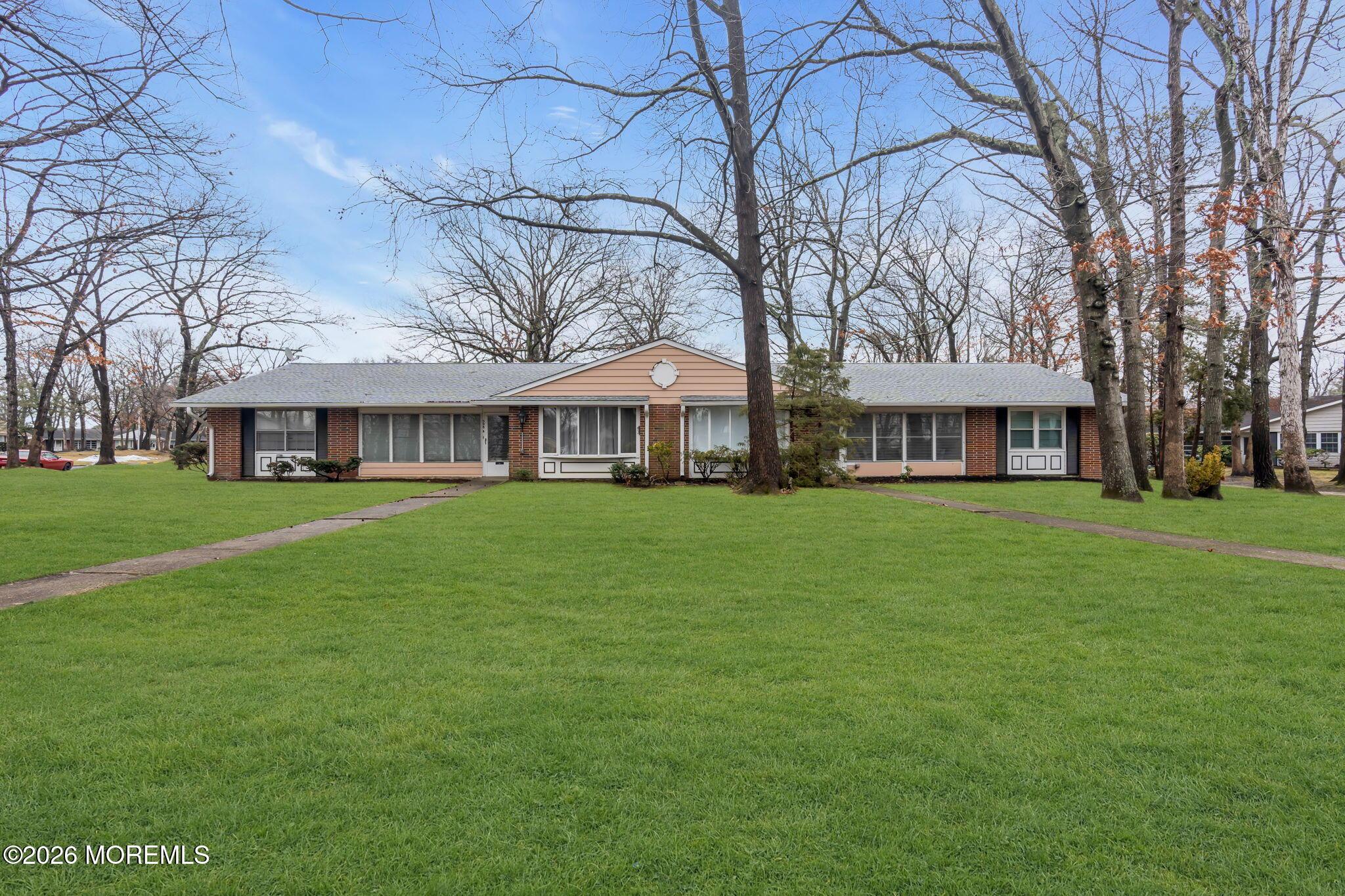 Image 1: 598B Huntington Dr