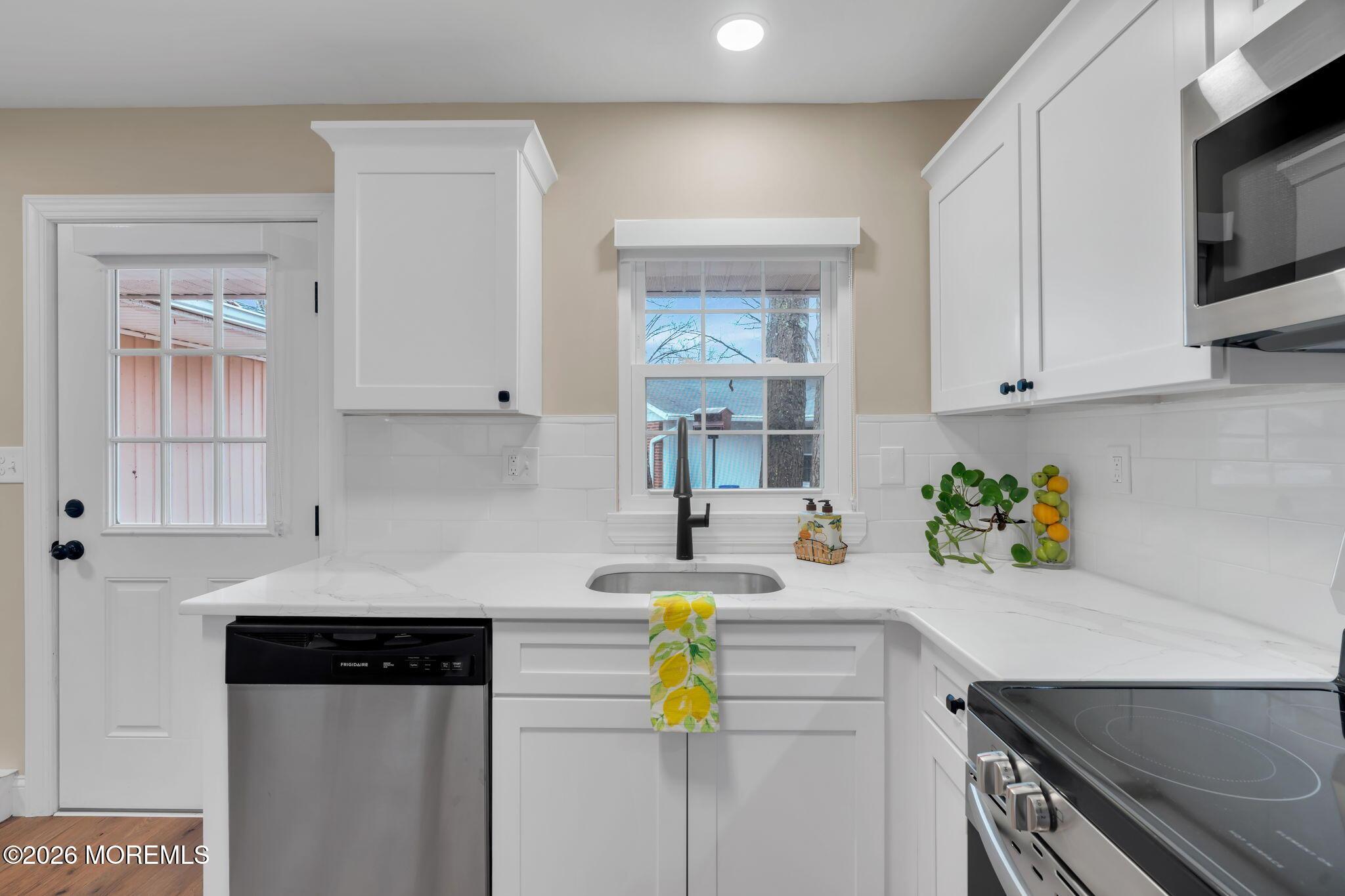 Image 4: Stainless Steel Appliances