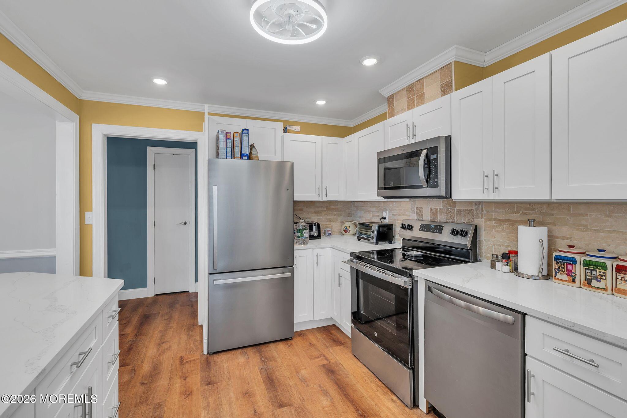 Image 3: Kitchen