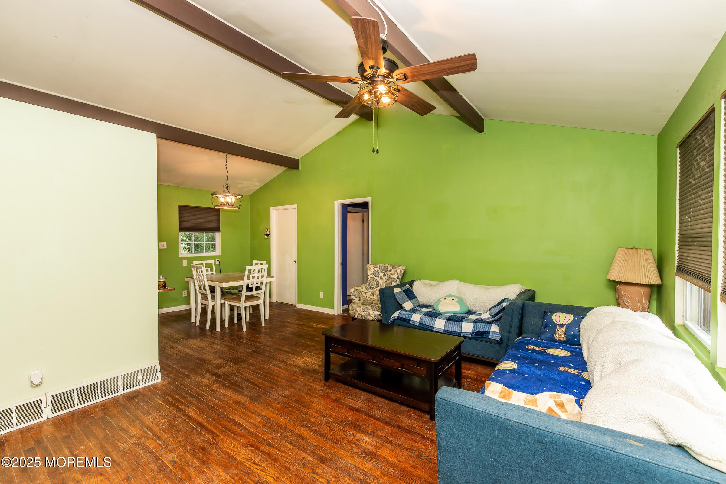 Image 4: Living Room