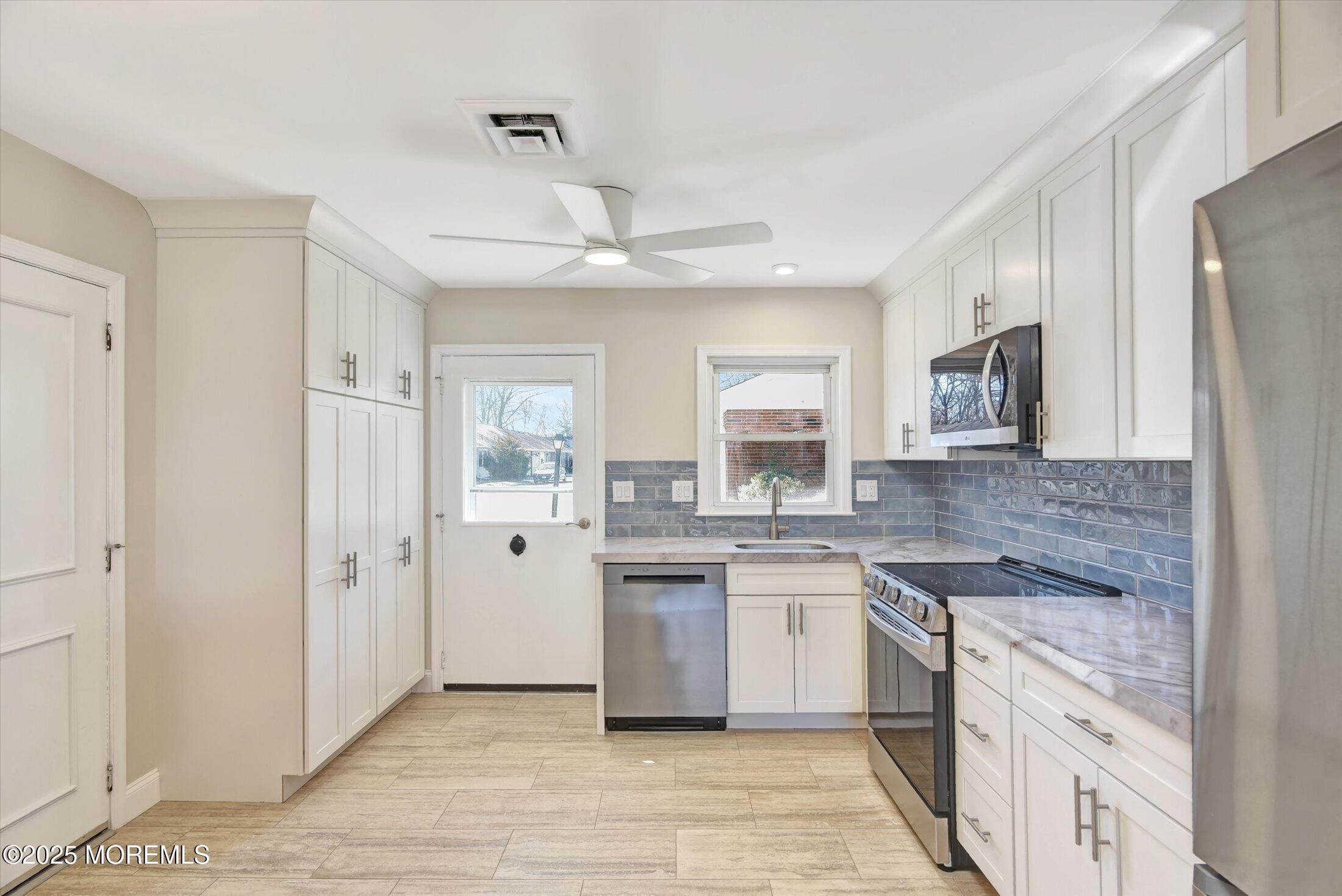 Image 3: 09-Kitchen
