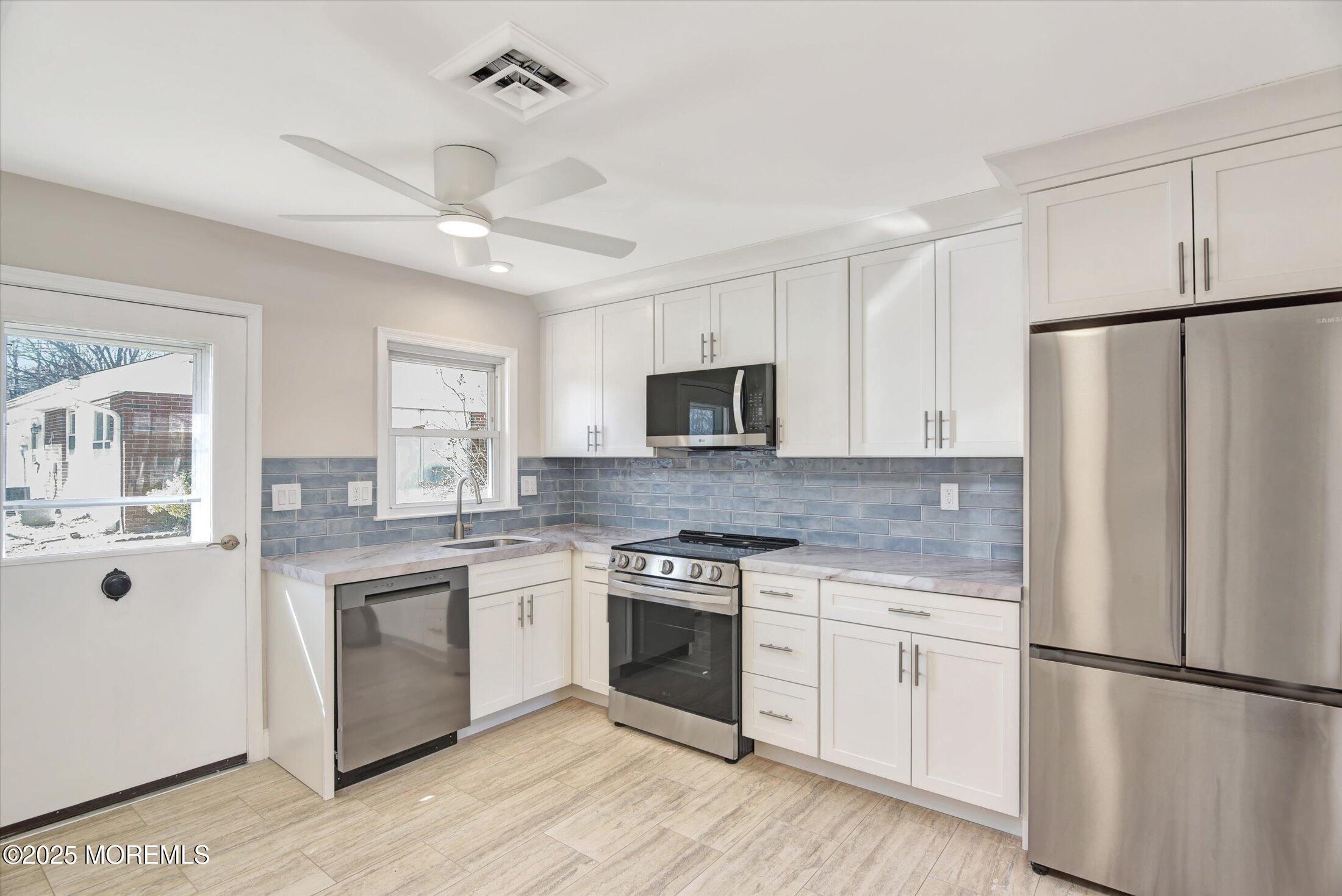 Image 4: 10-Kitchen