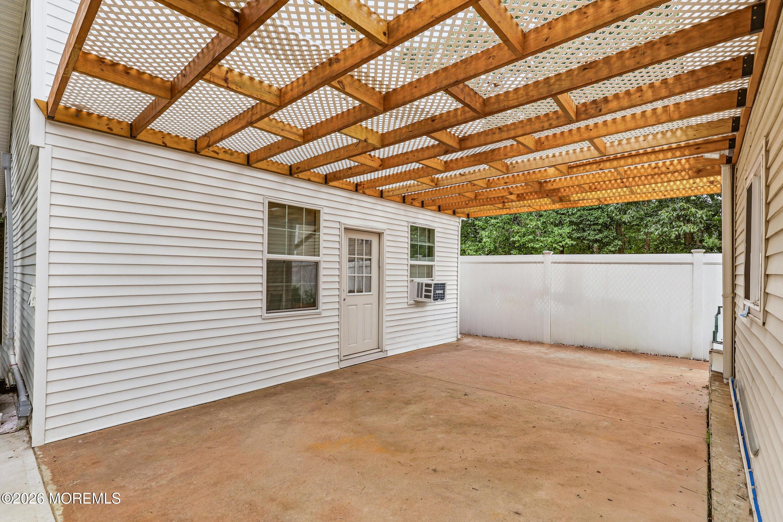 Image 3: 3_840 woodland dr, lakewood03