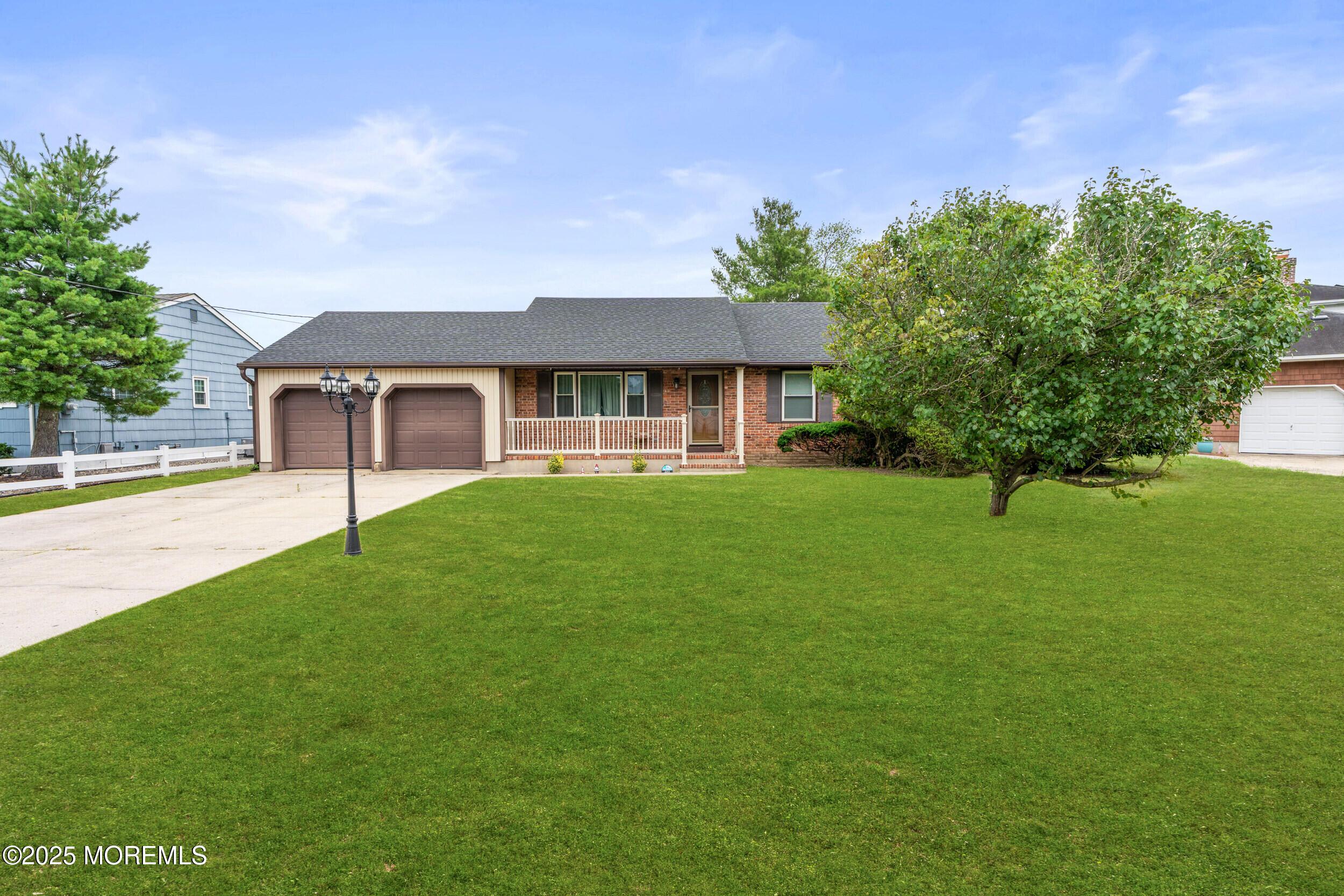 Image 3: Large Front Yard