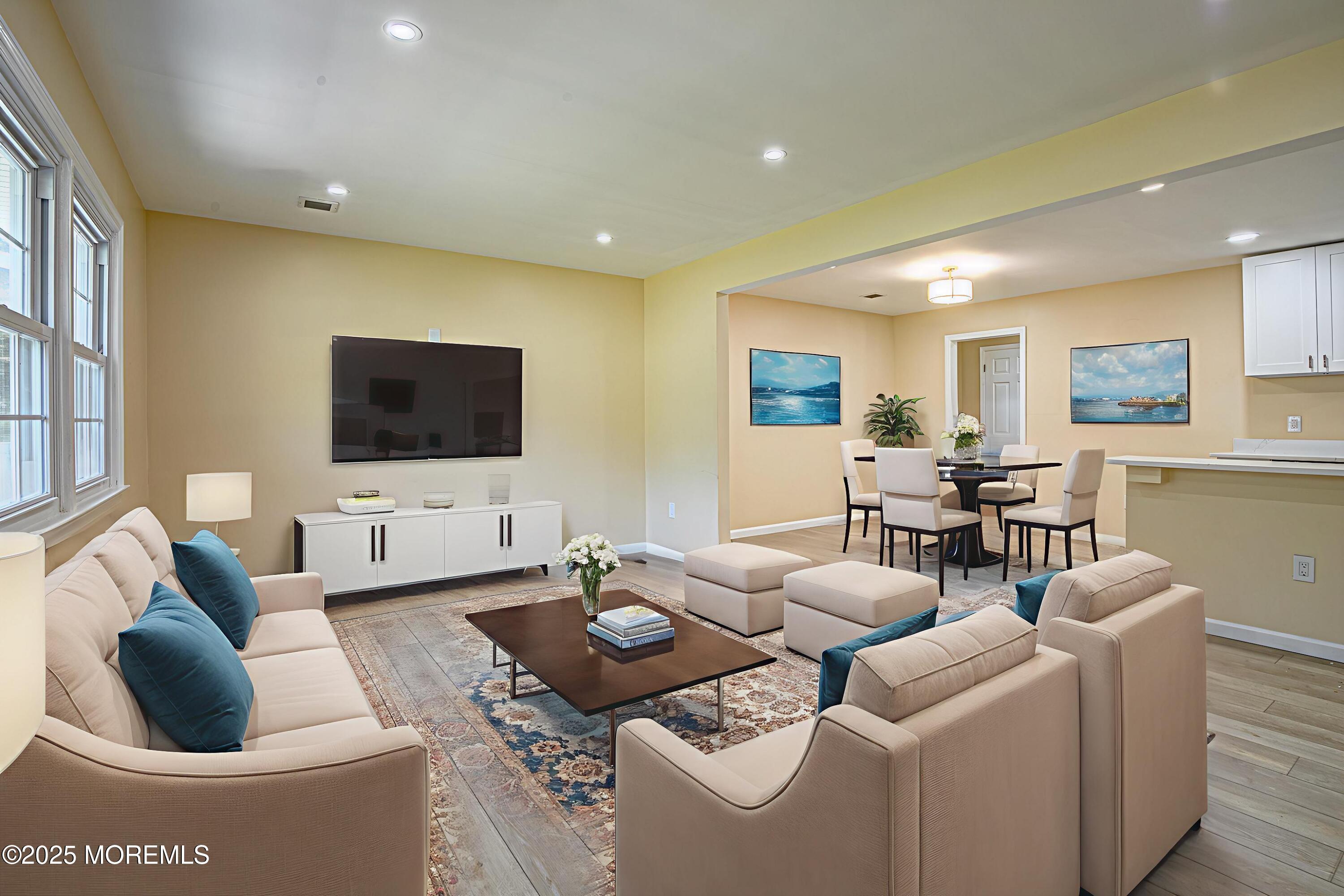 Image 3: 40 - Living Room - Standard - 0