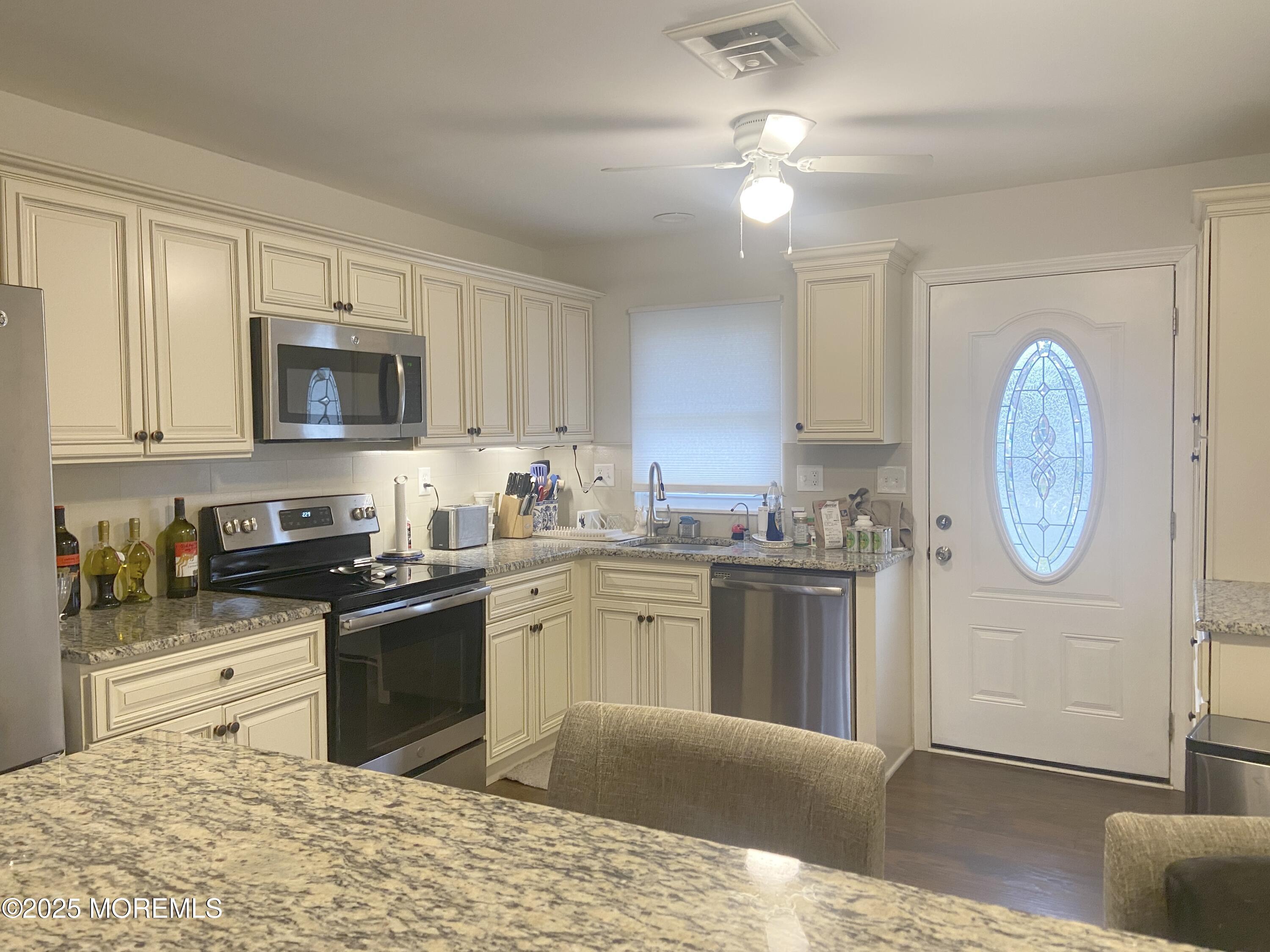 Image 4: IMG_7257.JPG kitchen 2