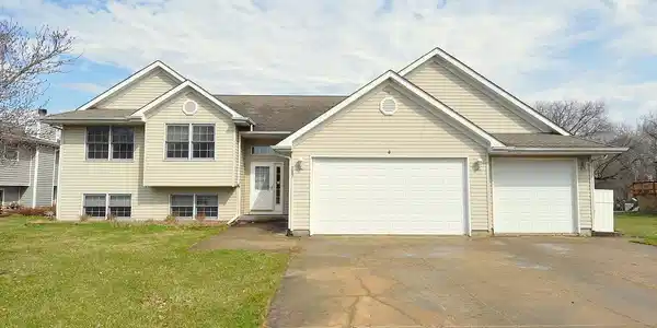 207 CONSTITUTION Drive SW