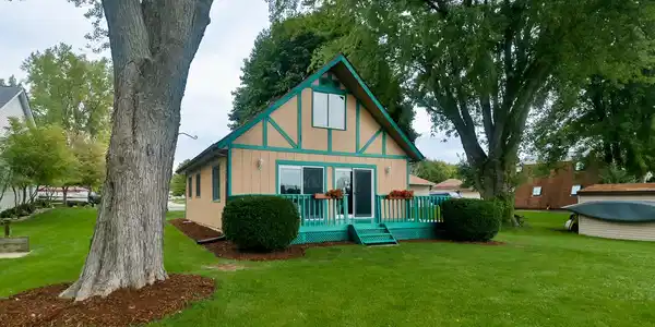 816 Candlewick Drive NE