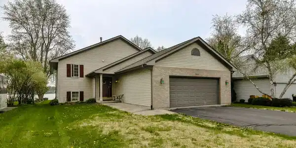 902 Candlewick Drive NE