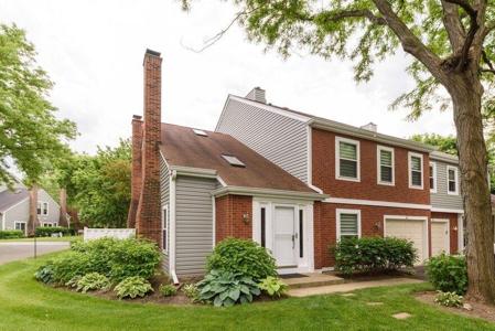 66 Stonington Drive S