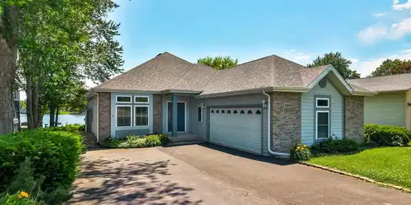 930 CANDLEWICK Drive NE