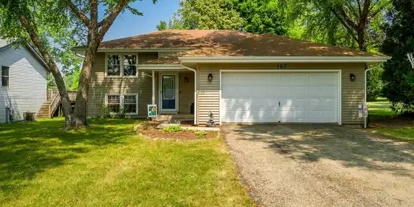 102 Stanford Way NE