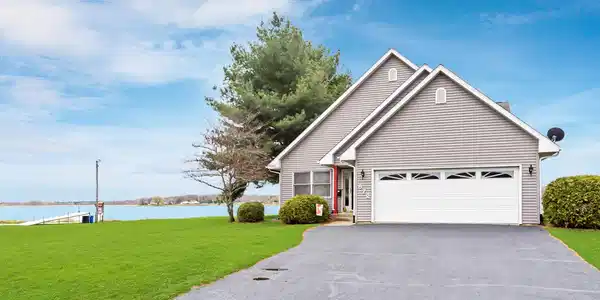 672 Candlewick Drive NE