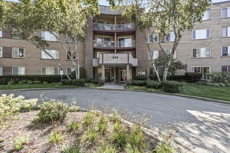 945 E Kenilworth Avenue