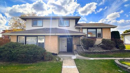 1325 E 168th Place