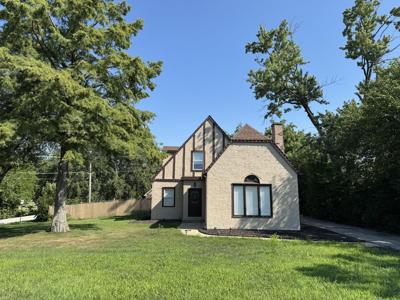 395 Surrey Lane