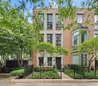 447 N McClurg Court