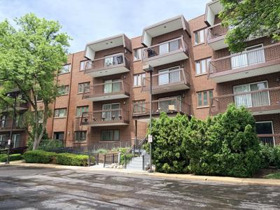 300 E Dundee Road