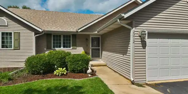 2212 CANDLEWICK Drive SE