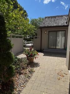 59 W Thornhill Lane