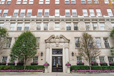 219 E LAKE SHORE Drive