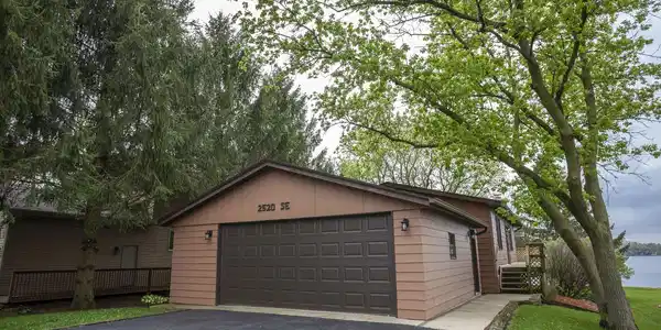 2520 CANDLEWICK Drive SE