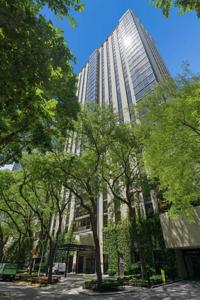100 E Bellevue Place