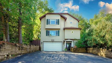 127 E GRAND Avenue