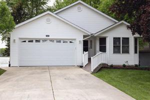 928 Candlewick Drive NE