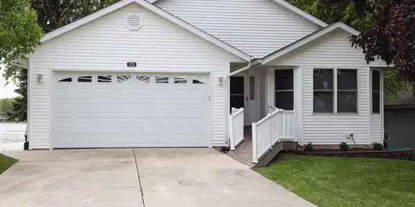 928 Candlewick Drive NE