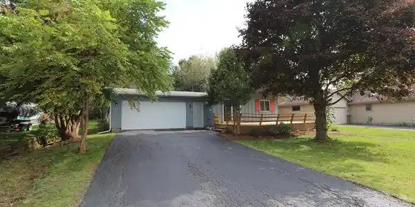 909 Candlewick Drive NE