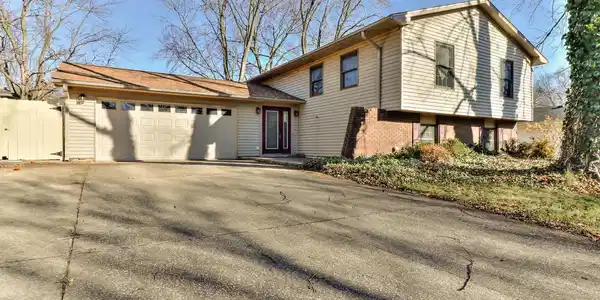 716 Ashton Lane N