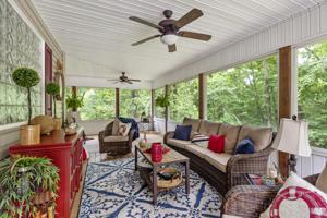 1095 Lakeview Dr