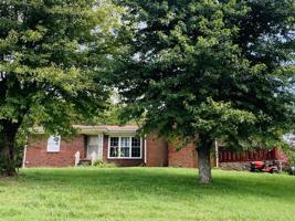 8 Pinewood Ln
