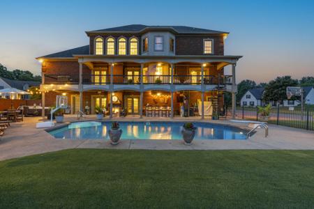 2020 Shoreline Dr