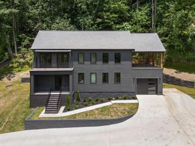 921 Blackberry Ridge