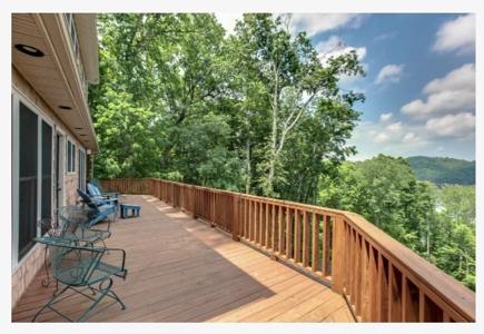 1010 Lakeside Dr