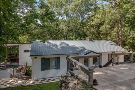 359 Hurricane Ln