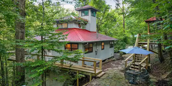 1385 Lakeside Dr
