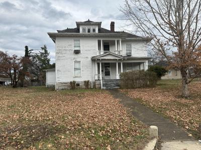 704 Main St N