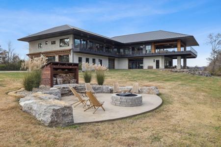 1234 Lakeside Dr