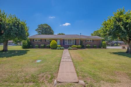 218 E Petty Ln