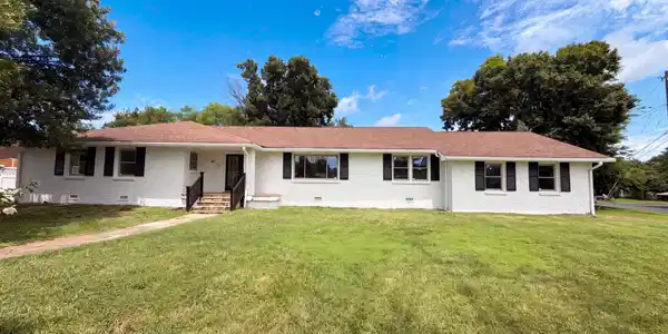 212 Islandia Ct W