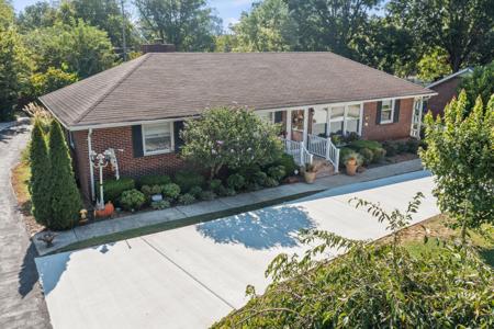 106 Hillcrest Dr