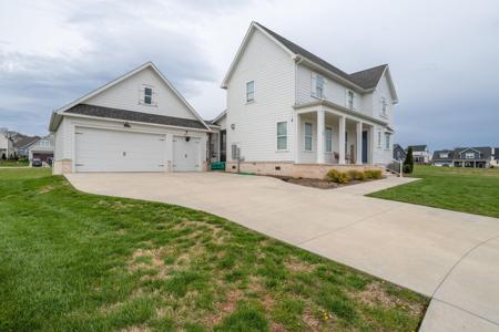 48 Paddleboard Ct