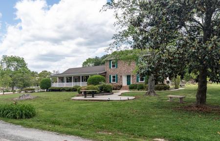 200 Greenleaf Ln